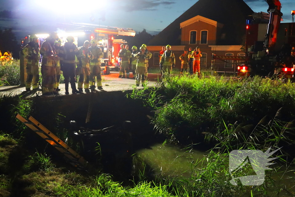 Auto ondersteboven in sloot na ongeval