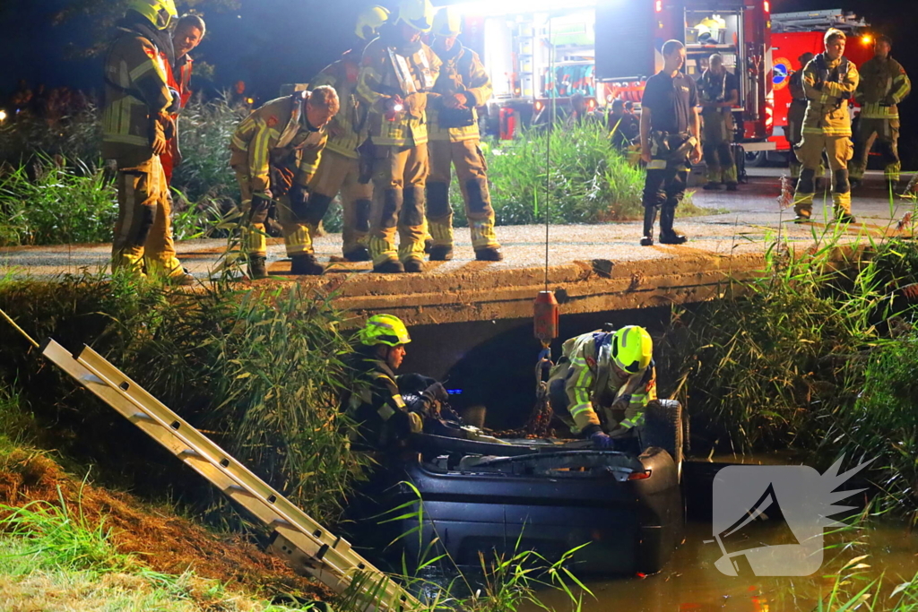 Auto ondersteboven in sloot na ongeval