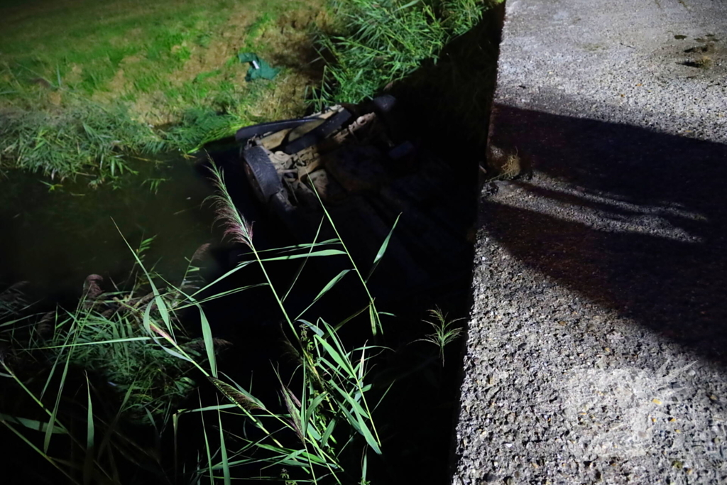 Auto ondersteboven in sloot na ongeval