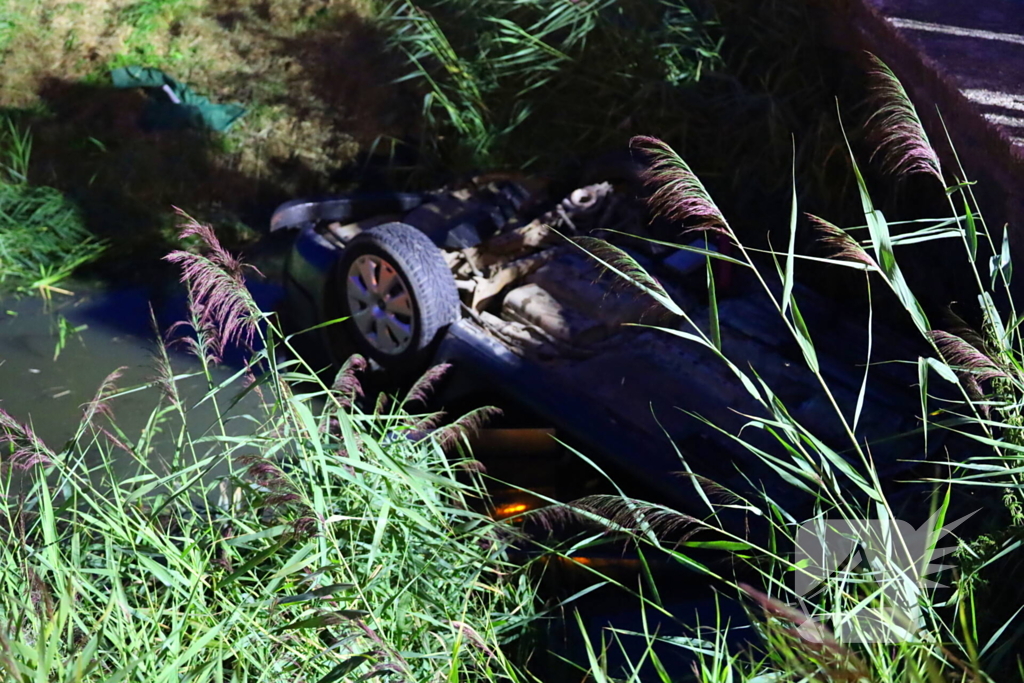 Auto ondersteboven in sloot na ongeval