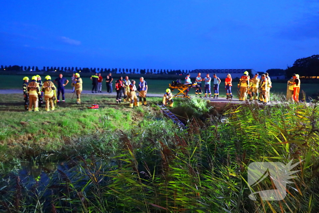 Auto ondersteboven in sloot na ongeval
