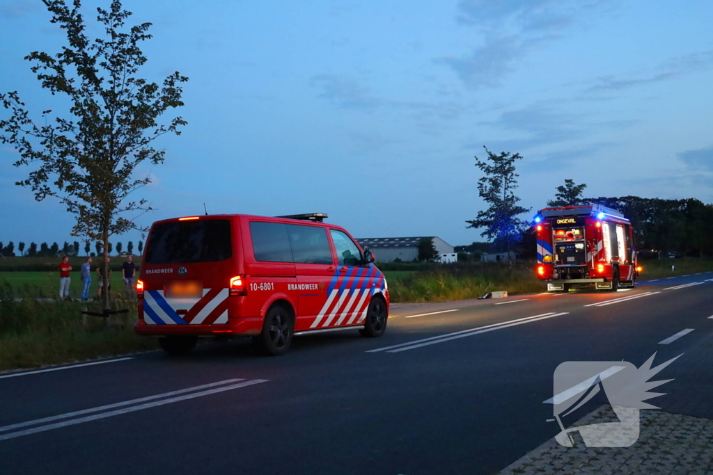 Auto ondersteboven in sloot na ongeval