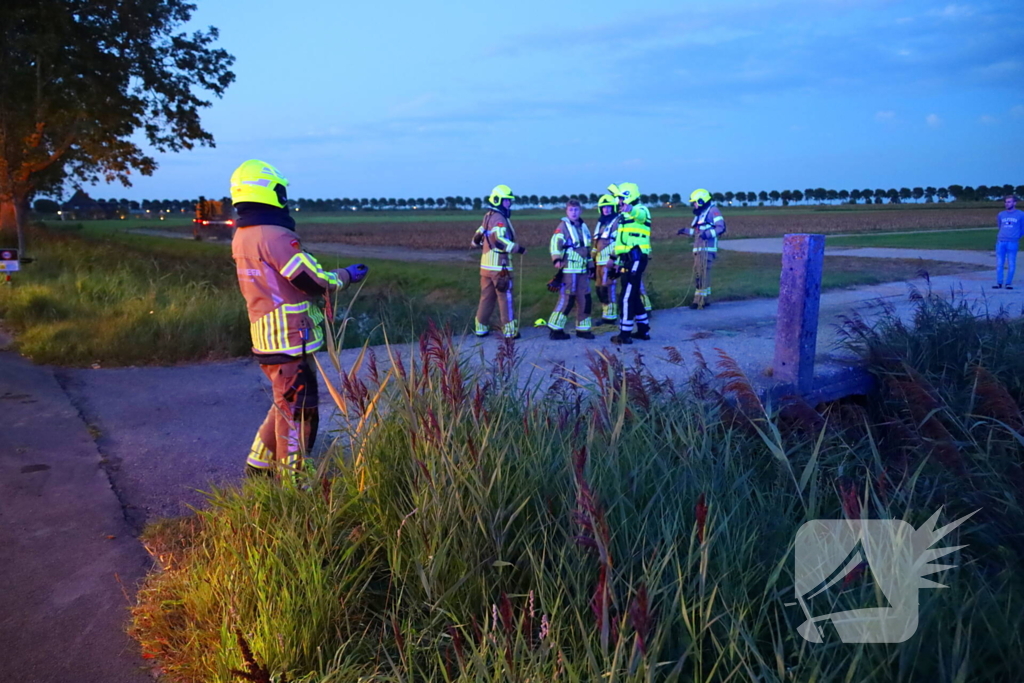 Auto ondersteboven in sloot na ongeval