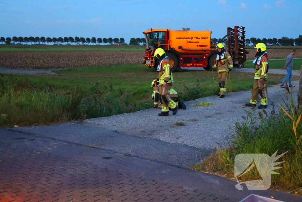 Auto ondersteboven in sloot na ongeval