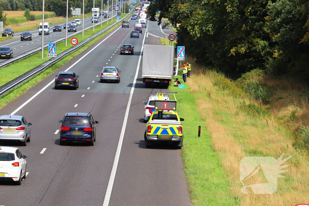 Camper en bakwagen stil na aanrijding