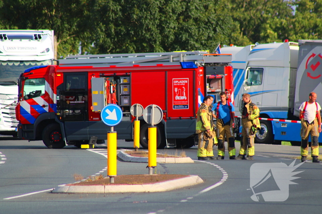 Weg afgesloten na ongeval met gevaarlijke stoffen