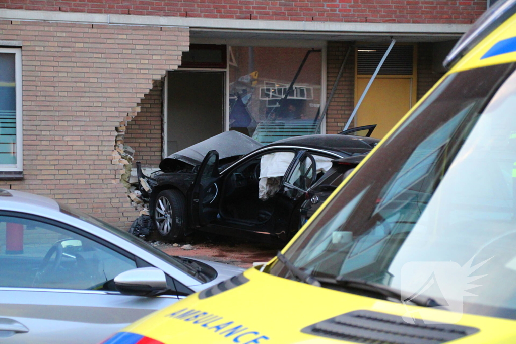 Auto rijdt tegen gevel, meerdere gewonden