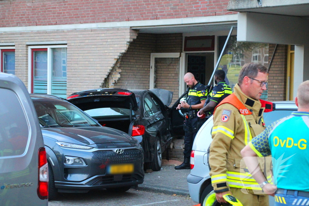 Auto rijdt tegen gevel, meerdere gewonden