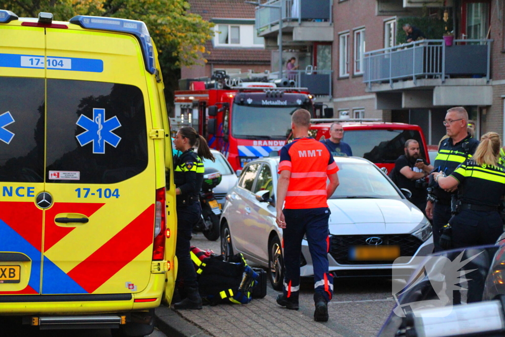 Auto rijdt tegen gevel, meerdere gewonden