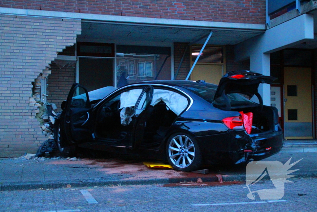 Auto rijdt tegen gevel, meerdere gewonden