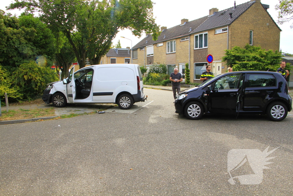 Zware schade bij aanrijding tussen voertuigen