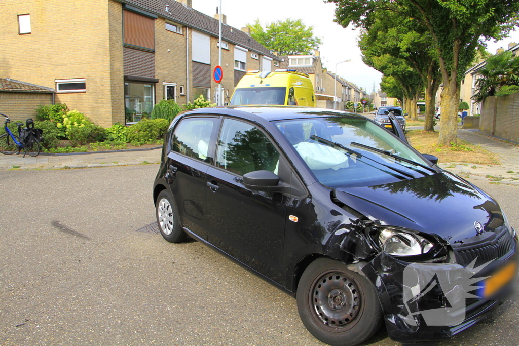 Zware schade bij aanrijding tussen voertuigen