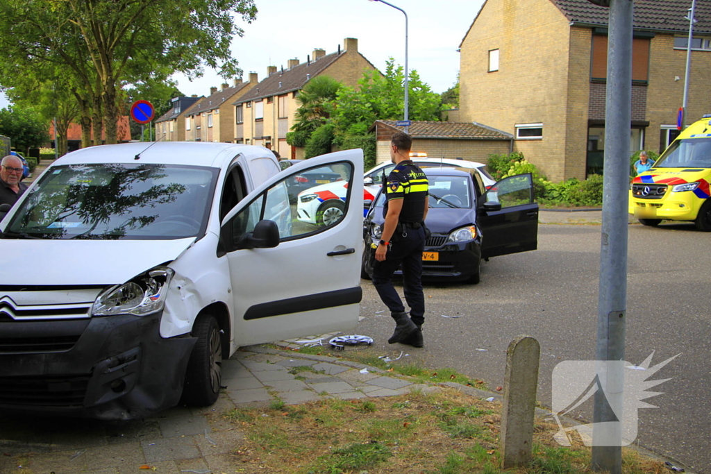 Zware schade bij aanrijding tussen voertuigen