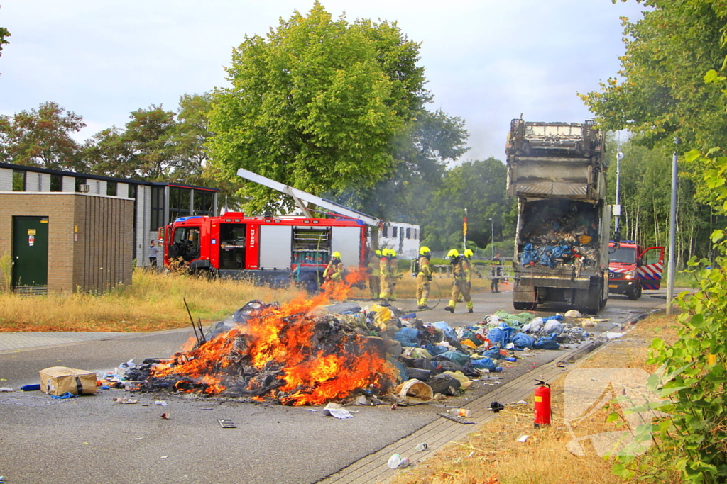 Brandweer bestrijdt brandende vrachtwagen