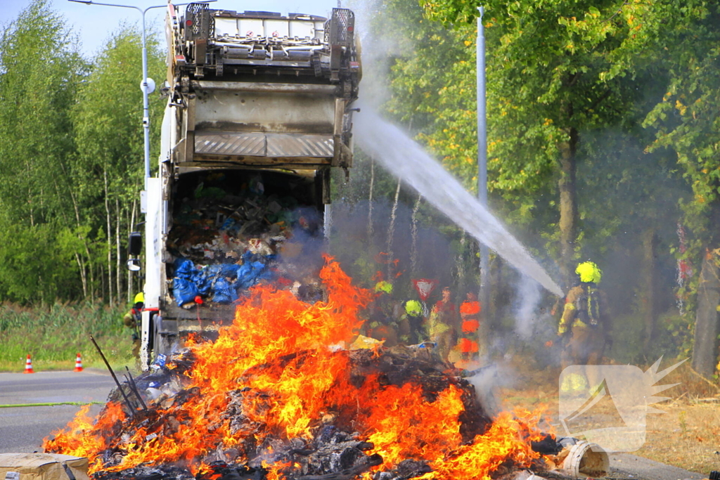 Brandweer bestrijdt brandende vrachtwagen