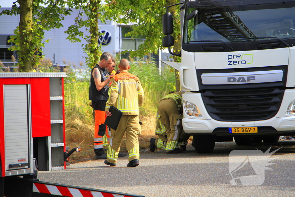 Brandweer bestrijdt brandende vrachtwagen