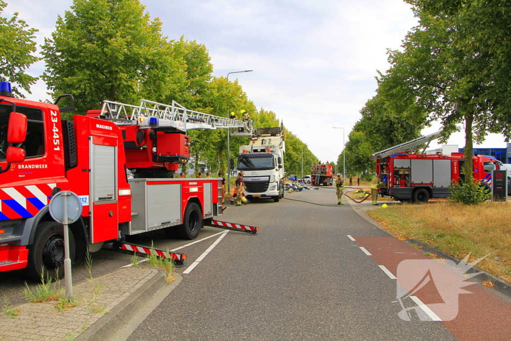Brandweer bestrijdt brandende vrachtwagen