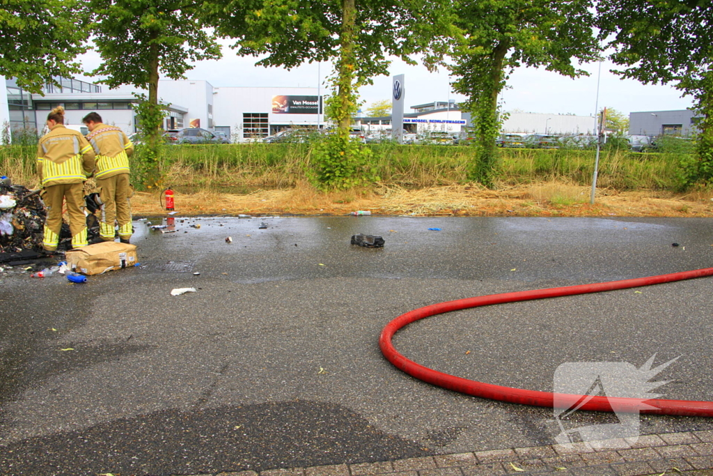 Brandweer bestrijdt brandende vrachtwagen