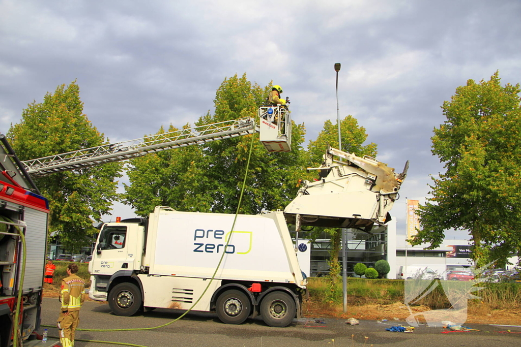 Brandweer bestrijdt brandende vrachtwagen