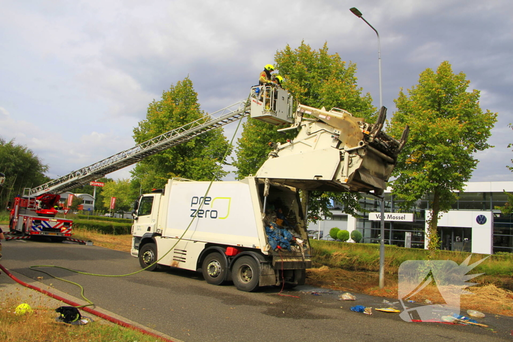 Brandweer bestrijdt brandende vrachtwagen