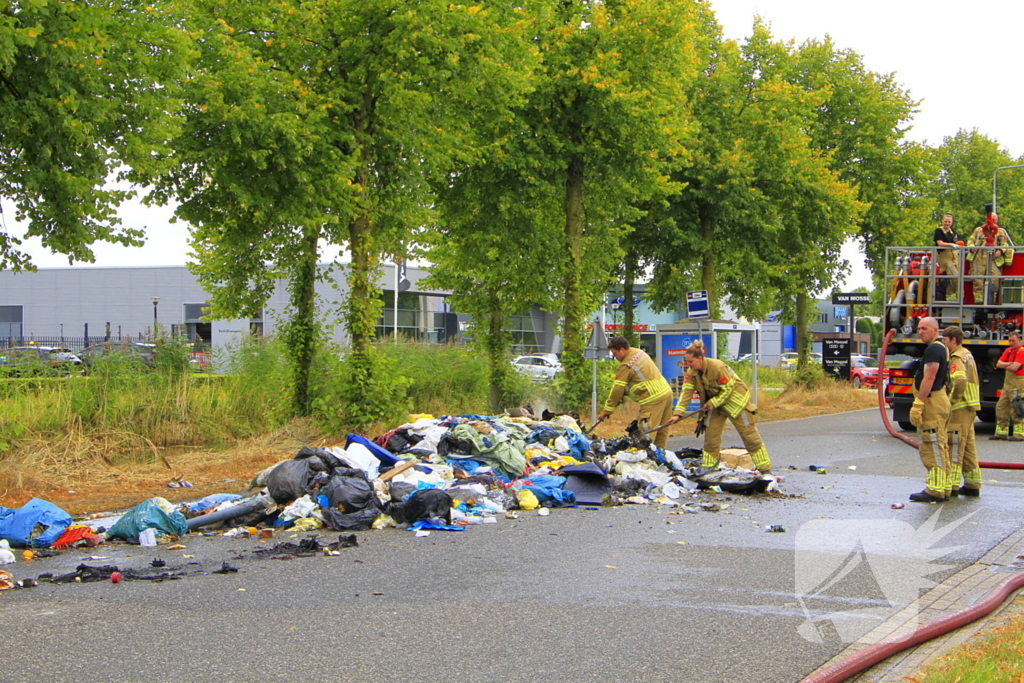 Brandweer bestrijdt brandende vrachtwagen