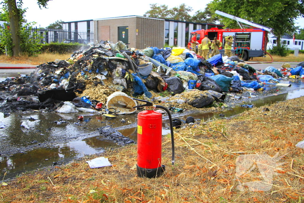 Brandweer bestrijdt brandende vrachtwagen