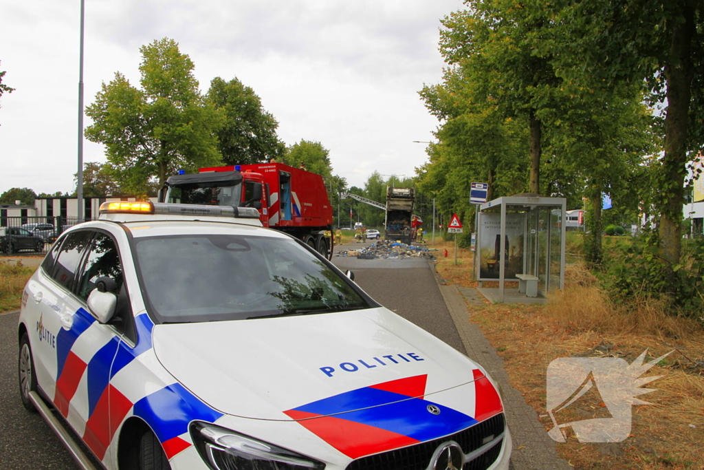 Brandweer bestrijdt brandende vrachtwagen