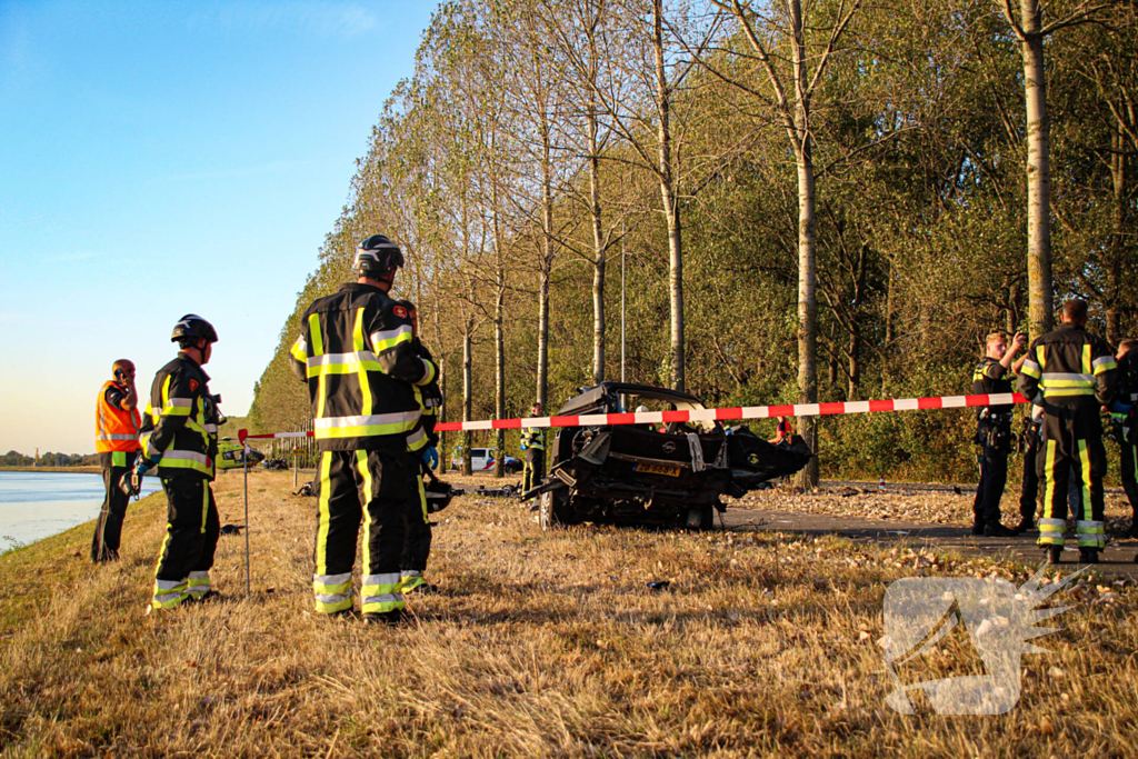 Auto door midden na ernstig ongeval