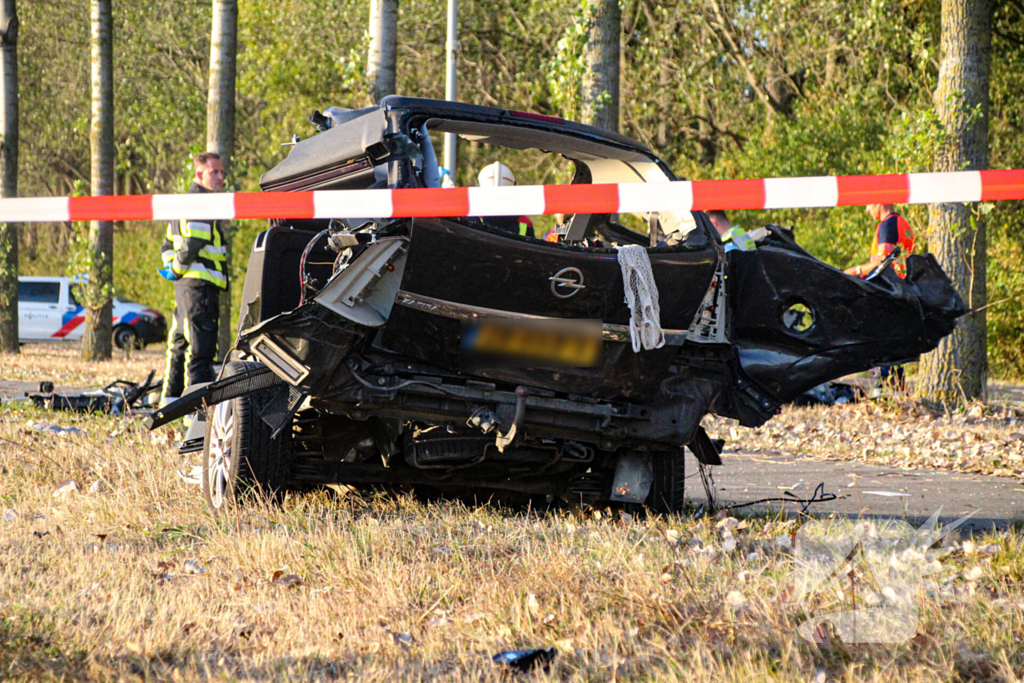 Auto door midden na ernstig ongeval