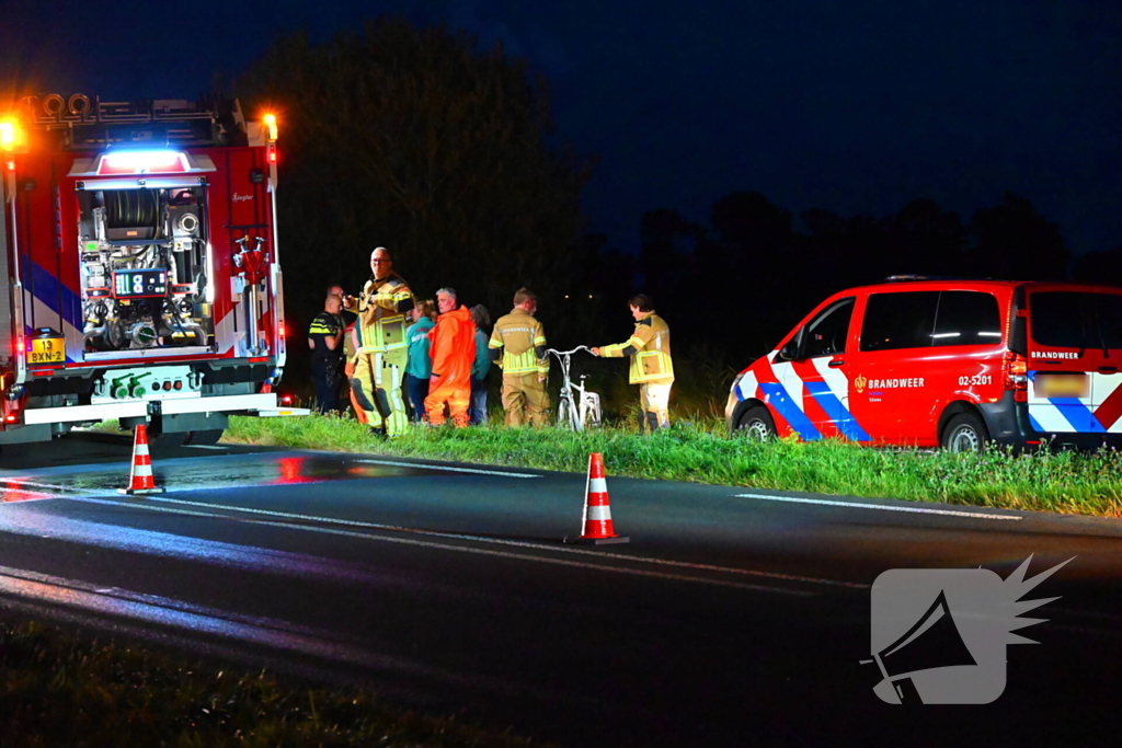 Fiets bij sloot zorgt inzet hulpdiensten