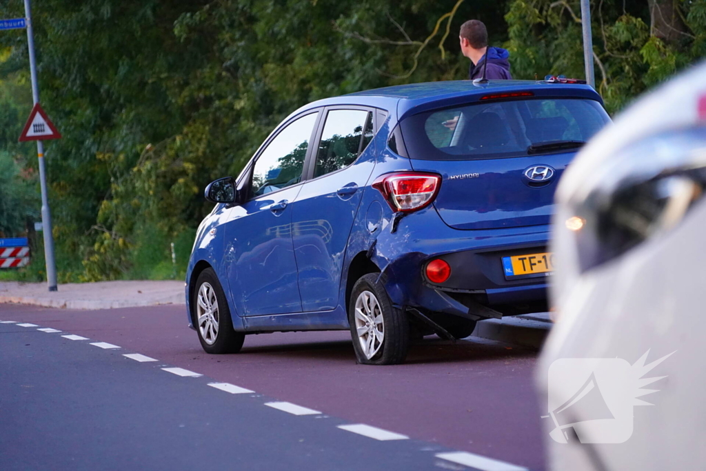 Automobilist rijdt door na crash
