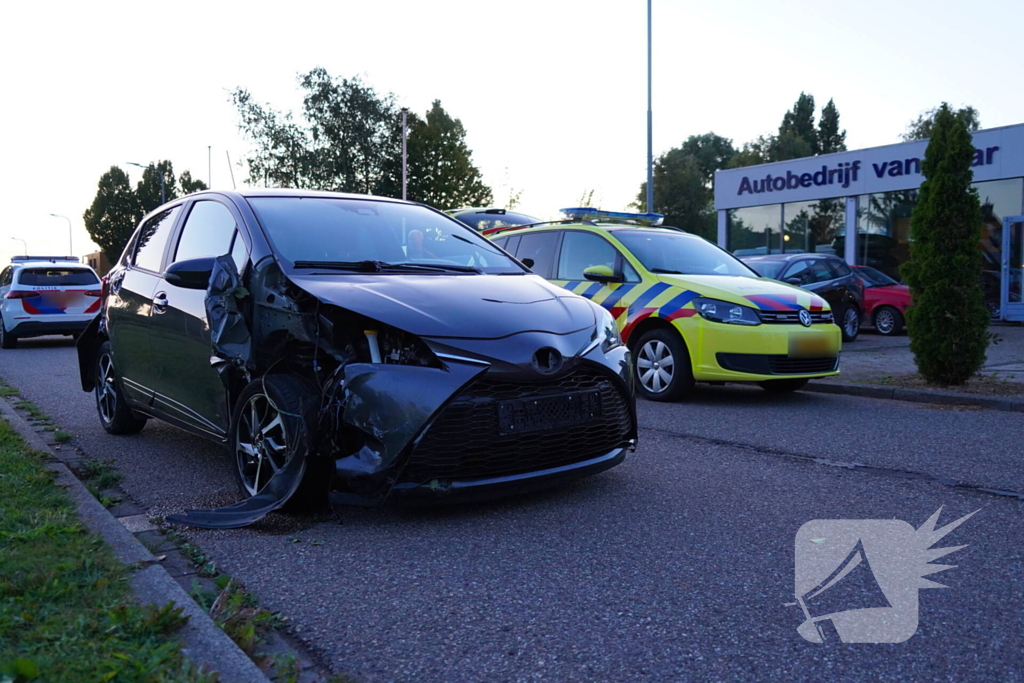 Automobilist rijdt door na crash