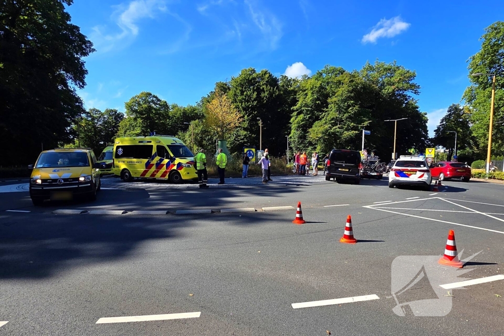 Botsing tussen bestelbus en personenauto op beruchte rotonde