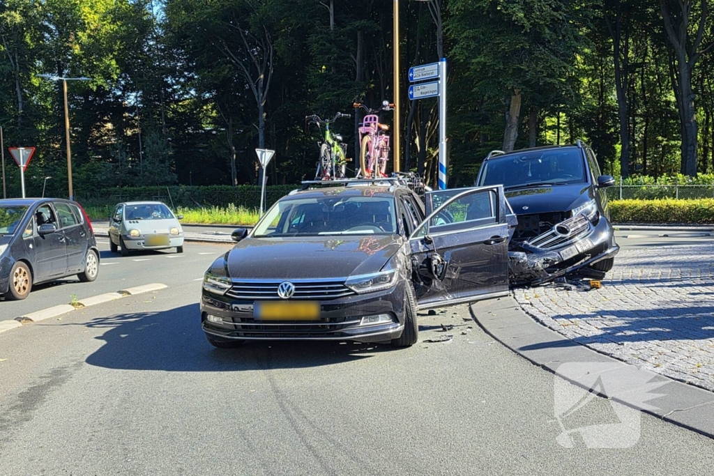Botsing tussen bestelbus en personenauto op beruchte rotonde