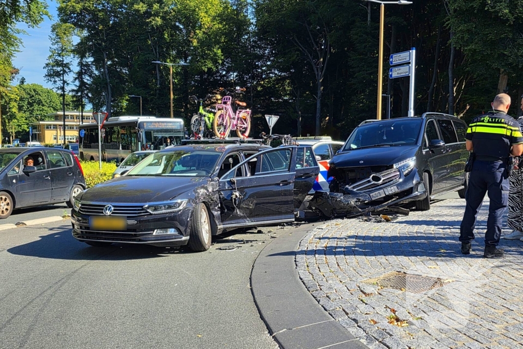 Botsing tussen bestelbus en personenauto op beruchte rotonde