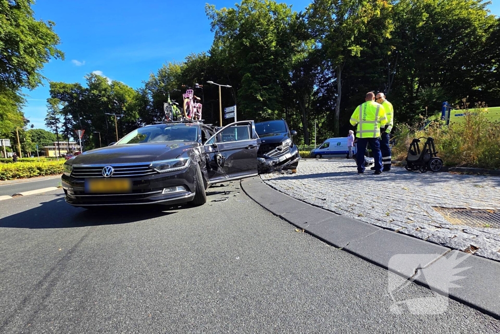 Botsing tussen bestelbus en personenauto op beruchte rotonde