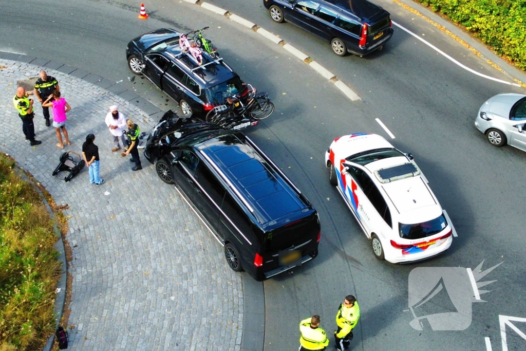 Botsing tussen bestelbus en personenauto op beruchte rotonde