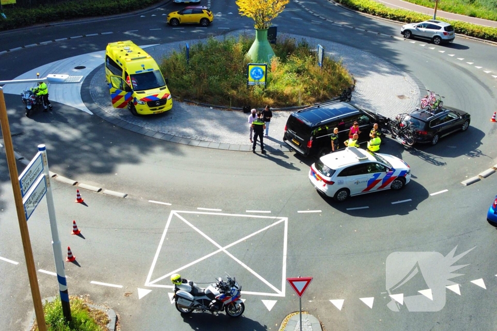 Botsing tussen bestelbus en personenauto op beruchte rotonde