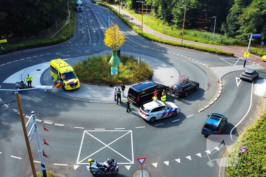 Botsing tussen bestelbus en personenauto op beruchte rotonde