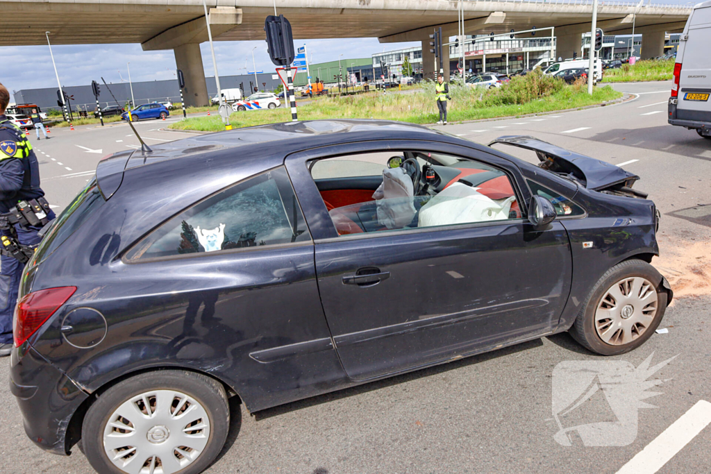 Ernstige aanrijding tussen twee auto's leidt tot gewonde