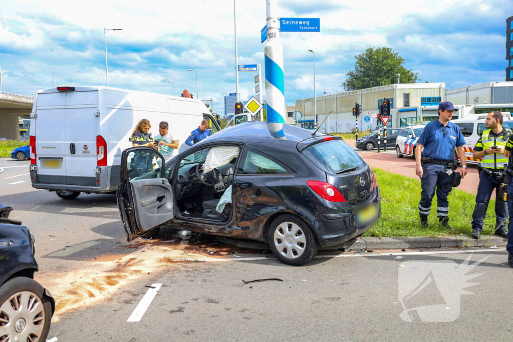 Ernstige aanrijding tussen twee auto's leidt tot gewonde