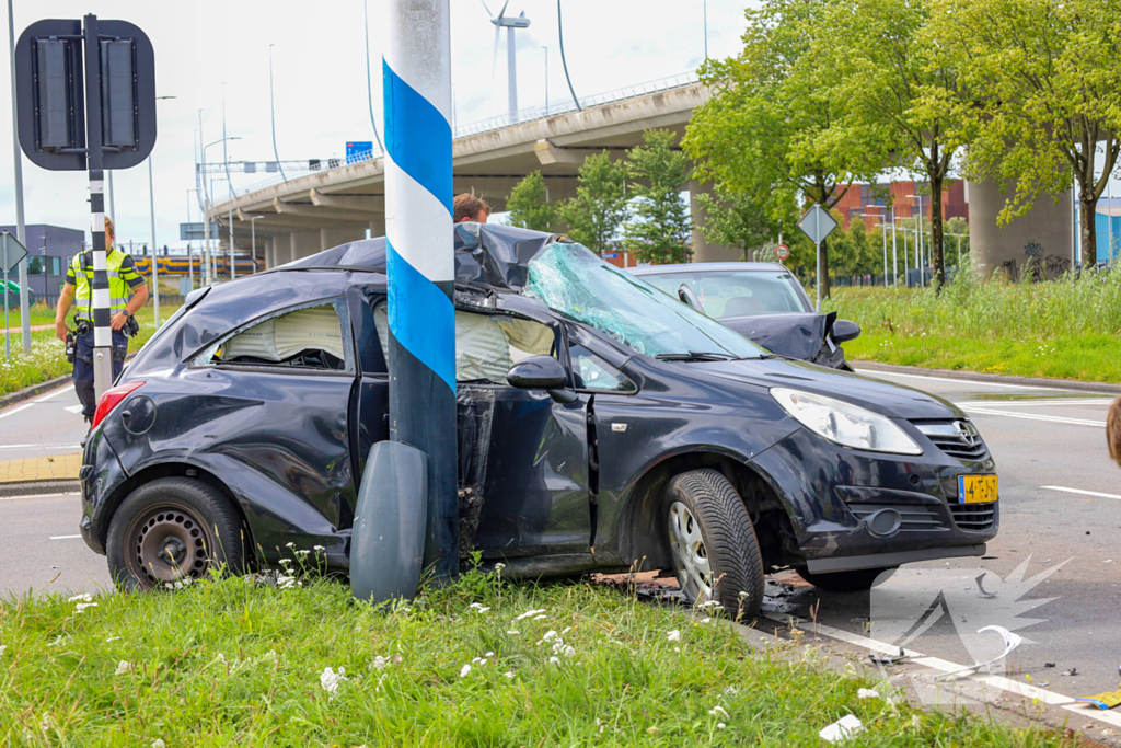 Ernstige aanrijding tussen twee auto's leidt tot gewonde