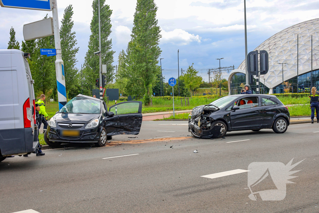 Ernstige aanrijding tussen twee auto's leidt tot gewonde