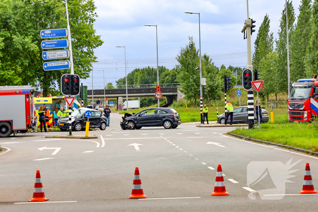 Ernstige aanrijding tussen twee auto's leidt tot gewonde