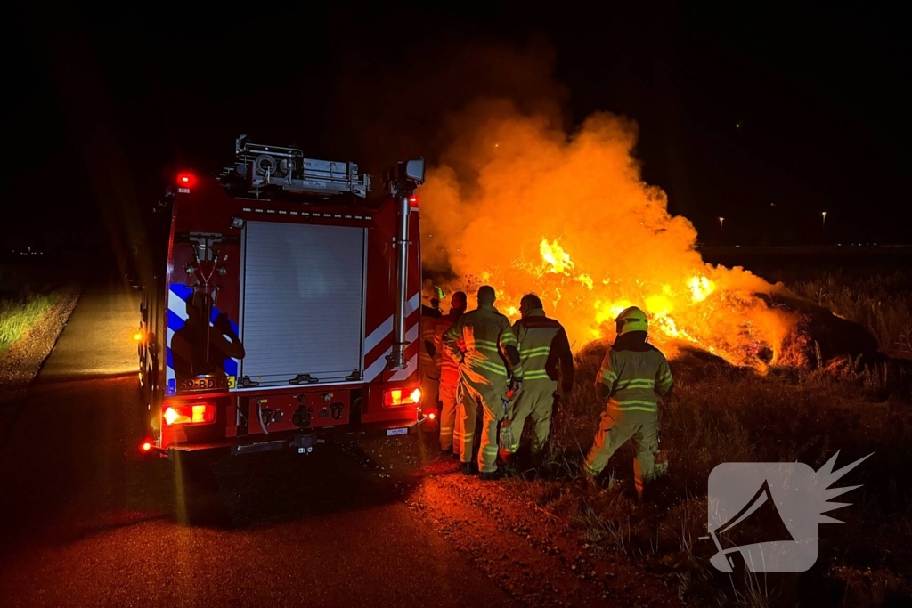 Forse stapel stro in brand langs snelweg