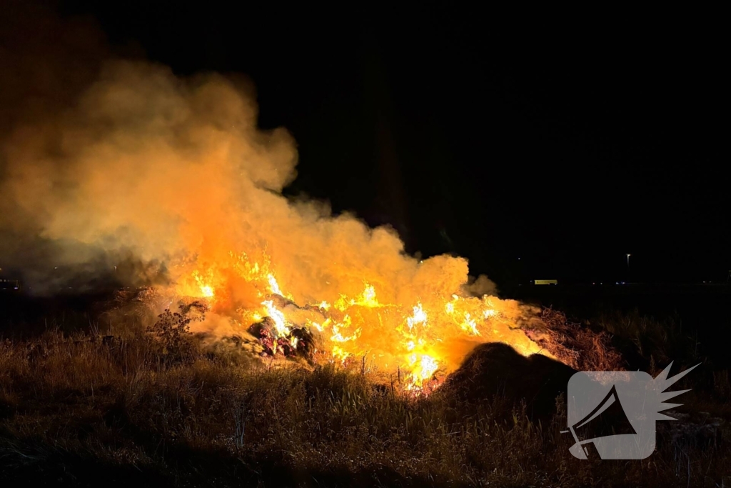 Forse stapel stro in brand langs snelweg