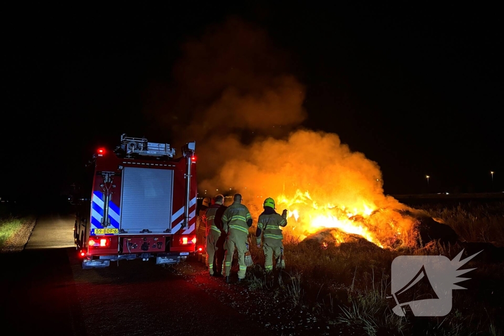 Forse stapel stro in brand langs snelweg