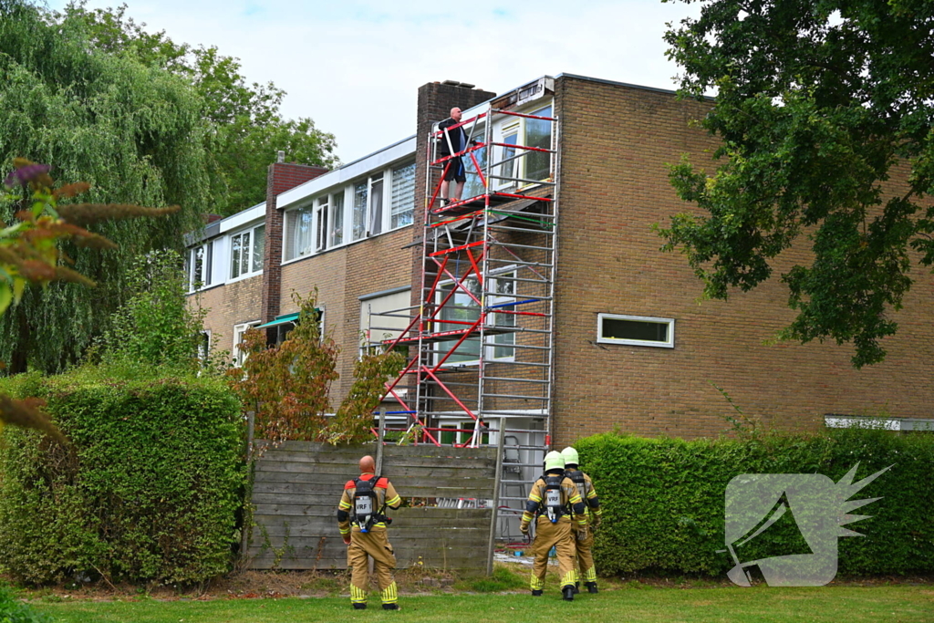 Betrokkene dooft dakbrand door werkzaamheden