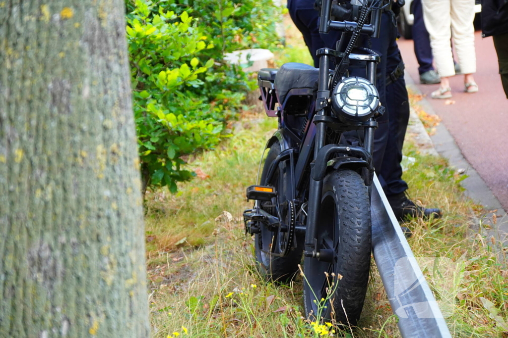 Fatbiker botst achterop lijnbus en raakt gewond