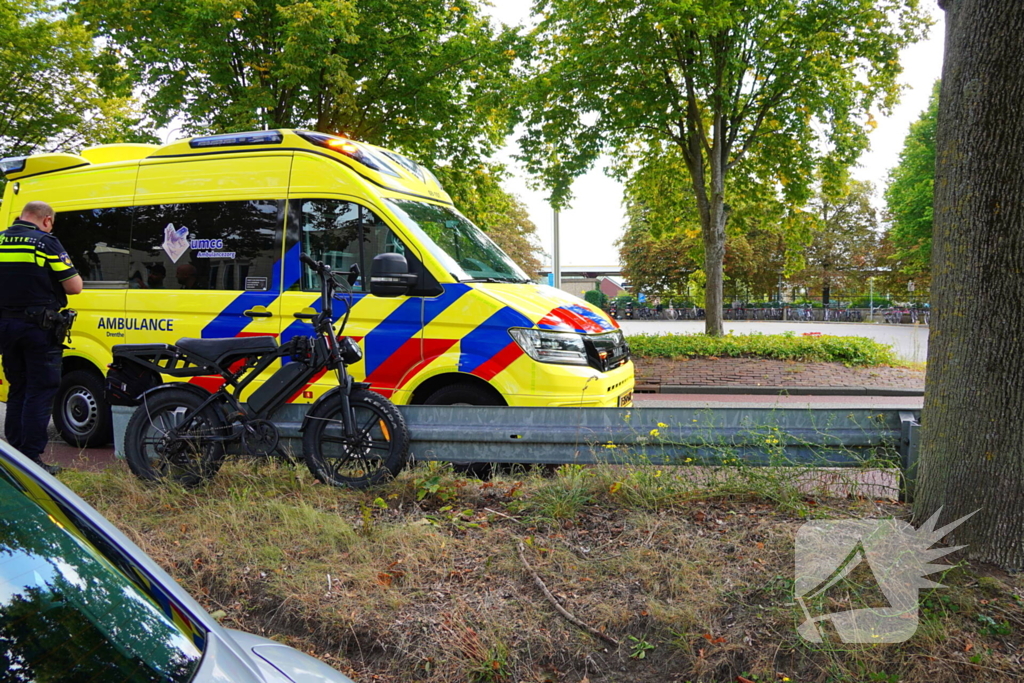 Fatbiker botst achterop lijnbus en raakt gewond